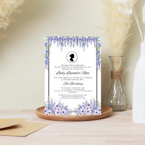 Puede incluir: Una invitación formal con un diseño floral. La invitación presenta el texto "Lady Lavender Rose" y detalles para una celebración de 21 años. El diseño incluye flores moradas y blancas y glicinias.