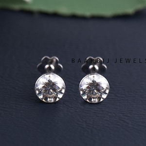 Onzichtbare set 14 kt gouden ronde moissaniet-knopoorbellen | Minimalistische oorknopjes voor dames | Stud voor meisjes | Labret-hengsel