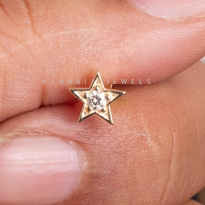 Brinco Solana Single Star em ouro maciço 14K com diamante natural redondo / piercing em estrela para ela / Nova ideia de piercing para ela