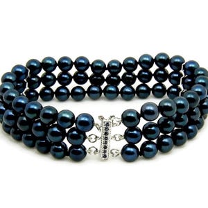 Pulsera clásica de tres hilos con perlas de agua de mar japonesas AKOYA azul pavo real, zafiro azul y cierre de oro blanco de 14 quilates (n.° B110)