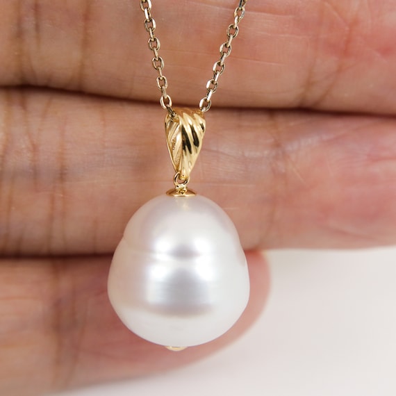 巨大な13.8×15.0mmの本物の南洋白蝶真珠ペンダント、18Kイエロー