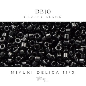 Peut inclure: Une image en gros plan d'un tas de perles Miyuki Delica 11/0 noires. Les perles sont brillantes et ont un petit trou au centre. Le texte "DB10 GLOSSY BLACK" est en haut de l'image. Le texte "MIYUKI DELICA 11/0" est en bas de l'image.