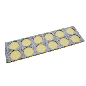 Peut inclure: Un organisateur rectangulaire en feutre gris avec douze découpes circulaires, chacune contenant un insert jaune. Les découpes sont étiquetées avec des lettres et des chiffres. L'organisateur est conçu pour contenir de petits objets.