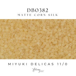 Könnte beinhalten: Nahaufnahme eines Haufens matter Maisseide Miyuki Delica 11/0 Perlen. Die Perlen sind klein, zylindrisch und hellgelb. Der Text "DB0382" und "MATTE CORN SILK" steht oben. Der Text "MIYUKI DELICAS 11/0" und "string beadery" steht unten.