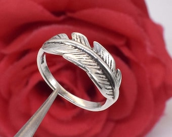 Feather Quill 925 Sterling Silver Ring: Engraved Plume Design