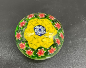 Vintage, Sulfure, presse-papier en cristal de Murano, décor millefiori formes circulaires colorées, époque XXème siècle, vert, jaune, Italie