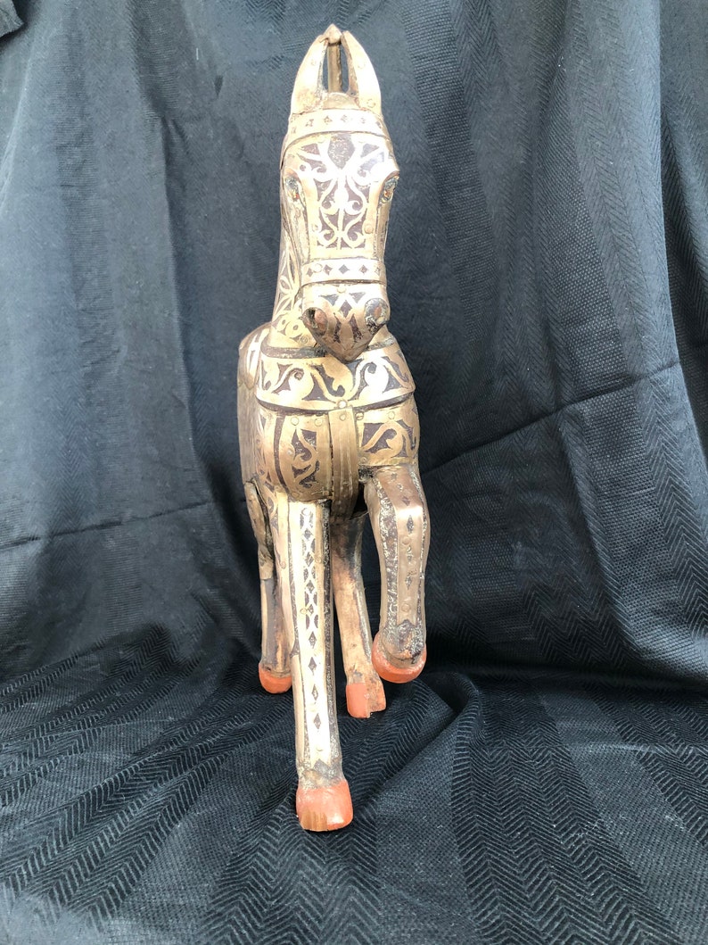 SCULPTURE CHEVAL India chiseled wood and brass