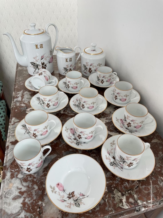 Kaffeeservice, Limoges, 20. Jahrhundert, Blumen, 27 Teile, nummeriert LA, 11 Tassen und 11 Untertassen, Teekanne, Zuckerdose, Milchkännchen, Frankreich