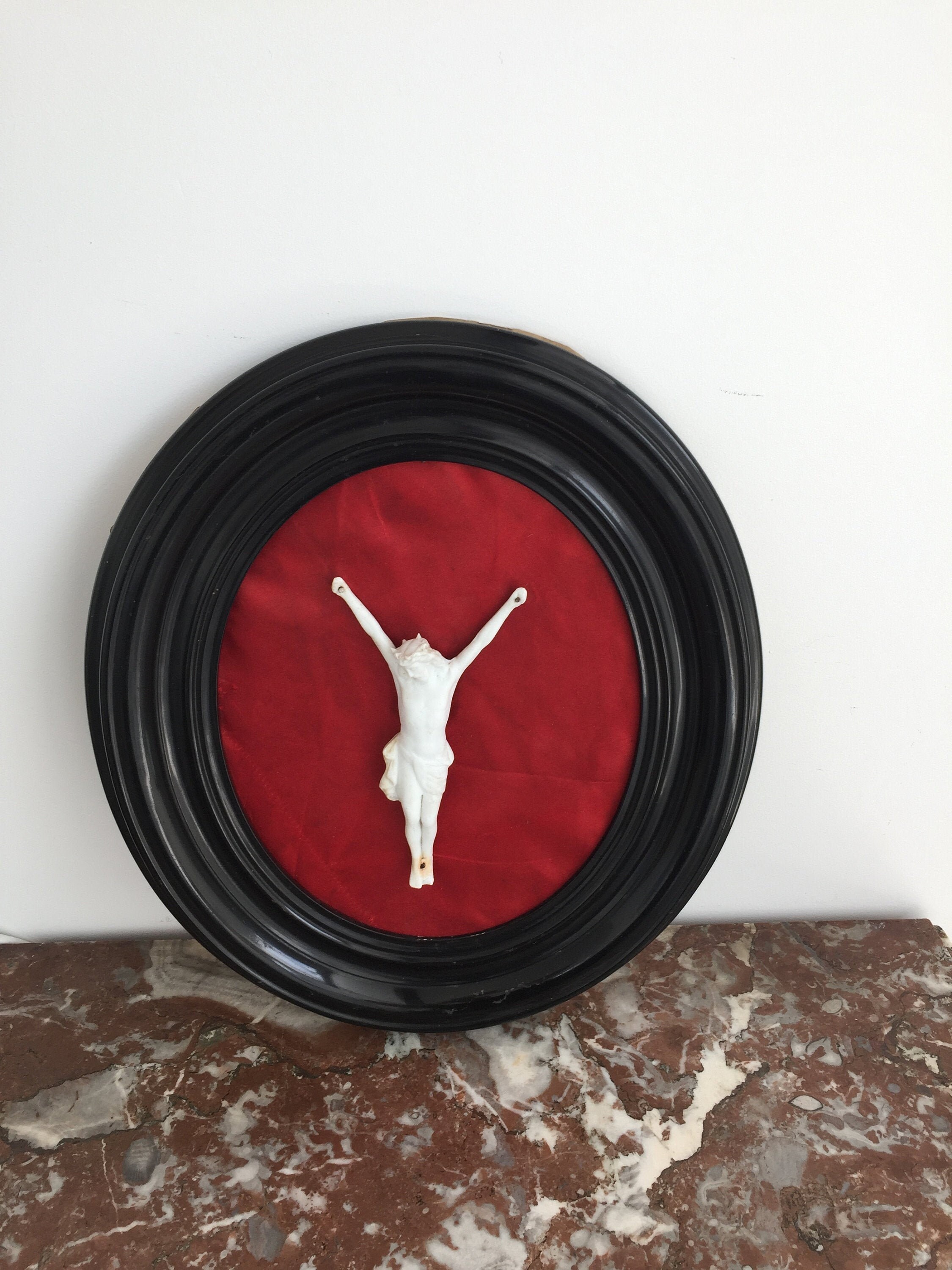 Cadre Ovale -Fin Xixème - Christ en Biscuit Bois Laqué Tissu Satiné Rouge