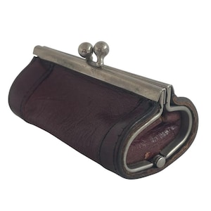 Charmant petit porte-monnaie ancien en cuir brun et métal argenté, forme cœur, production début XXème, objet de vitrine, collection, France