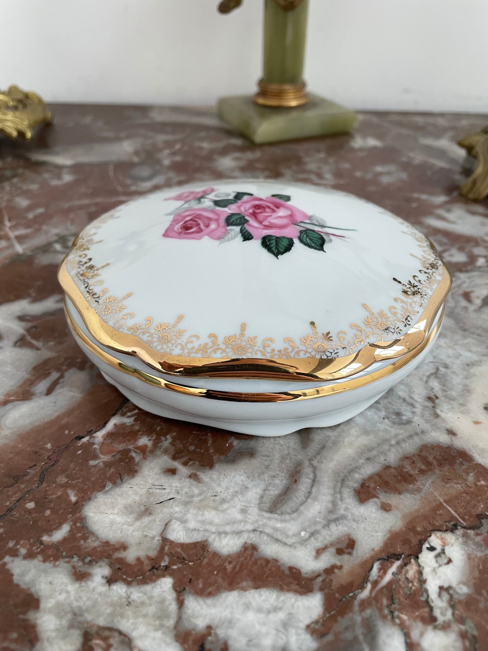 Boite ancienne Bonbonnière en Porcelaine Peinte