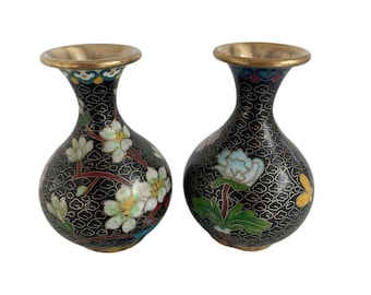 Par de pequeños jarrones chinos vintage cloisonné en negro con flores de peonía rosa, esmalte y latón, decoración asiática antigua.