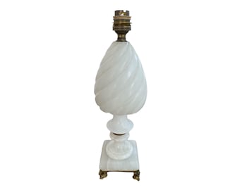 Peut inclure: Lampe de table en albâtre blanc avec un motif en spirale et une base en laiton.
