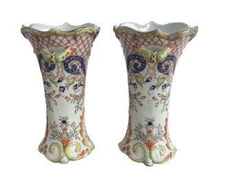 Pair of Desvres 19th century horn-shaped vases, Fourmaintraux Jules & Émile earthenware, polychrome decoration, France 1880