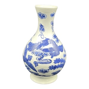 Vintage, vase chinois, porcelaine blanche, décor bleu dragon crachant feu, dragon ailé, Made In China, fleurs, bouquet, bibelot, art, Chine