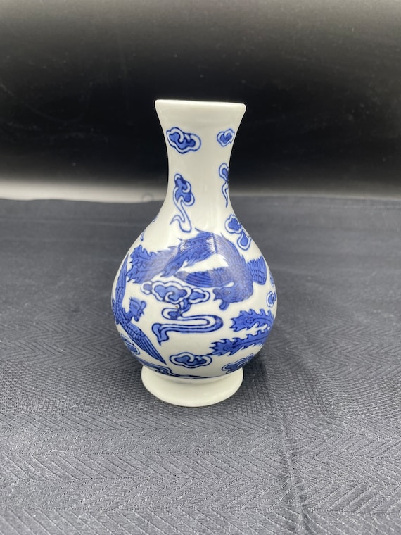 中国美術？ 伊万里？青いドラゴン模様 陶器花瓶 キズ かけあり。 青いドラゴンの花瓶 中国美術？ 伊万里？青いドラゴン模様 陶器