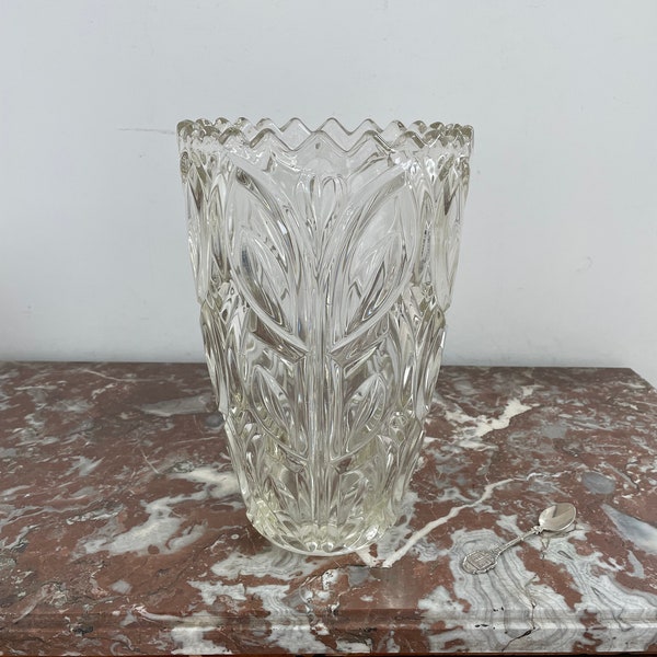 Vintage, grand et large vase, verre moulé, transparent, décor fleurs, pétales, formes stylisées, bouquet, décoration intemporelle, France