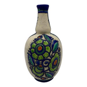 Könnte beinhalten: Eine Keramikvase mit engem Hals und bauchigem Körper, die eine cremefarbene Craquelé-Glasur aufweist. Die Oberfläche ist mit handgemalten Blumenmotiven in leuchtenden Grün-, Dunkelblau- und Orangetönen verziert.