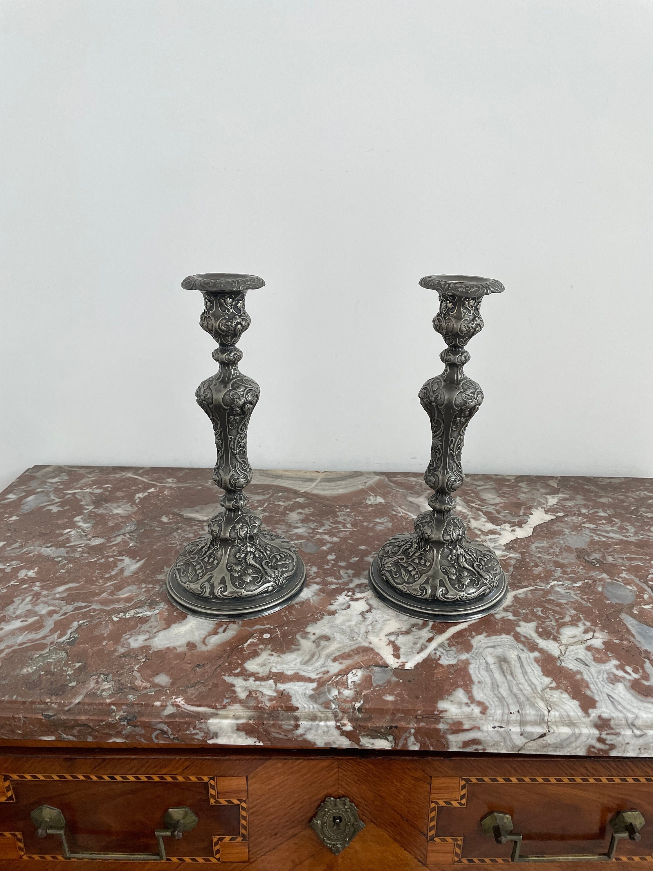 Paire de Bougeoirs - Métal Argenté Travail Anglais Décor Végétal et Floral