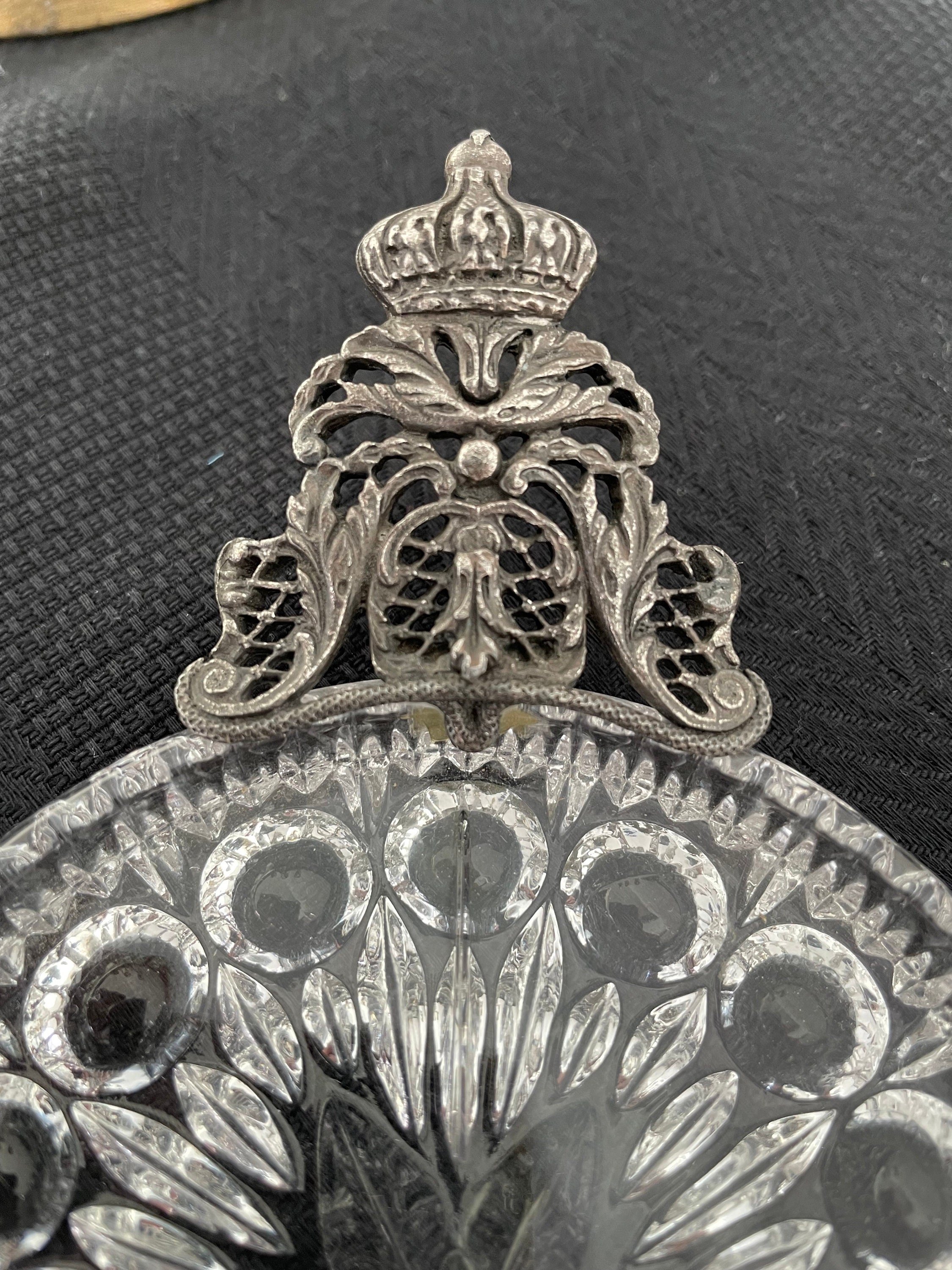 カットガラスのボウル、円形、星型、ボヘミアンスタイル、銀色の金属製