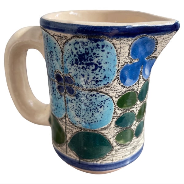 Vintage, petit  vase, pichet, pot à lait, porcelaine émaillée, décor floral, bleu, vert, décor de vitrine, signé, artisanat français, France