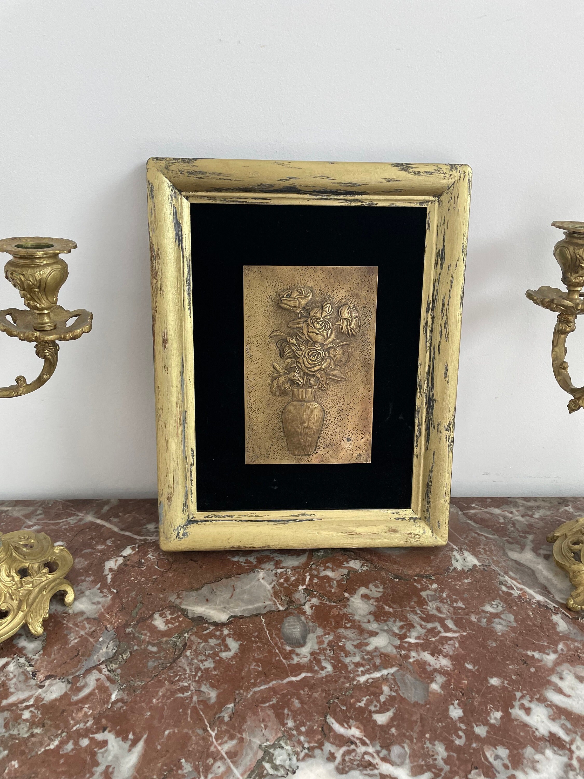 Plaque en Laiton Repoussée - Fleurs Dans Un Vase Encadré Fond Velours Noir Début Xxème France