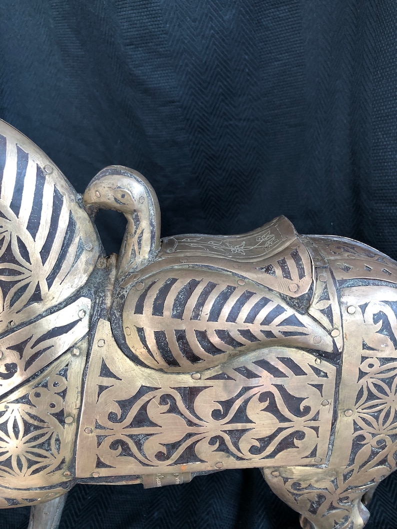 SCULPTURE CHEVAL India chiseled wood and brass
