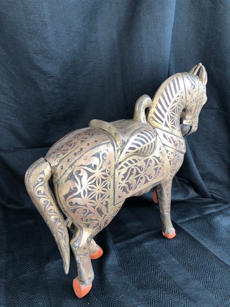 SCULPTURE CHEVAL India chiseled wood and brass