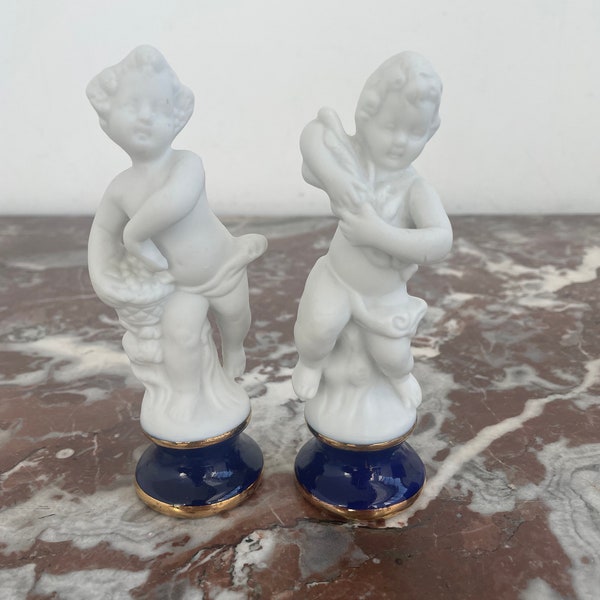 Antique, paire de putti, chérubins, en biscuit, statue, sculpture, piédouche, bleu de Sèvres, dorure, décoration de vitrine, luxe, France