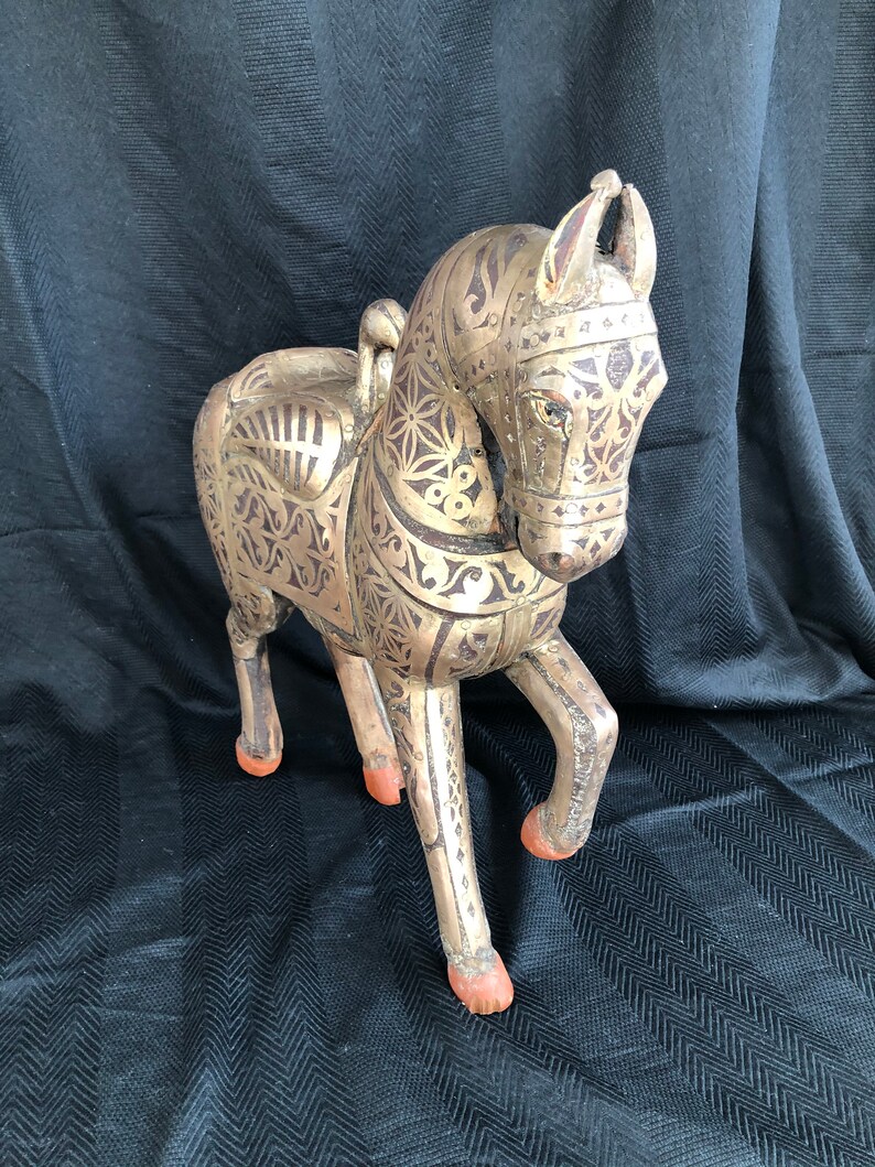 SCULPTURE CHEVAL India chiseled wood and brass