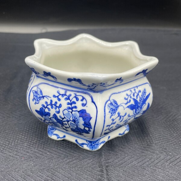 Vintage, petit cache-pot, vide poche, porcelaine chinoise blanche, décor asiatique bleu, fleurs, floral, papillon, chinoiserie, art, Chine