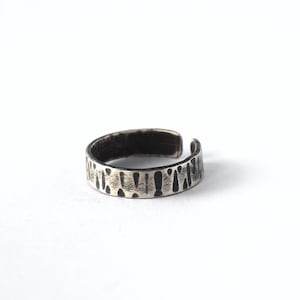 Anello in argento sterling con texture a martello