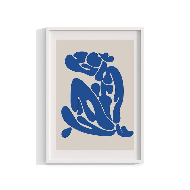 Pu&ograve; includere: Una stampa artistica incorniciata con una figura astratta blu su sfondo beige. La figura &egrave; composta da forme organiche e fluide. L'opera d'arte &egrave; presentata in una cornice bianca, adatta per l'arredamento murale, circa 30 x 40 cm.