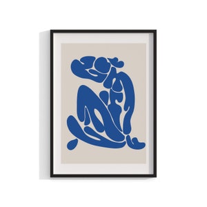 Pu&ograve; includere: Stampa artistica incorniciata con una figura astratta blu su sfondo neutro. L'opera &egrave; un design moderno e minimalista, perfetto per aggiungere un tocco artistico a qualsiasi spazio. La cornice &egrave; nera.