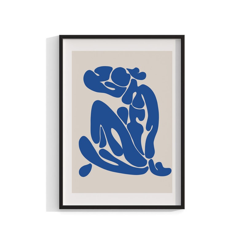 Pu&ograve; includere: Stampa artistica incorniciata con una figura astratta blu su sfondo neutro. L'opera &egrave; un design moderno e minimalista, perfetto per aggiungere un tocco artistico a qualsiasi spazio. La cornice &egrave; nera.
