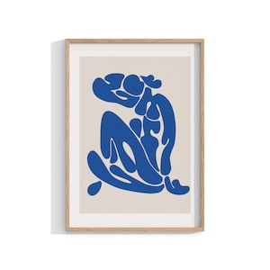 Pu&ograve; includere: Stampa artistica astratta raffigurante una figura blu su sfondo beige, incorniciata in legno chiaro. L'opera raffigura una forma seduta con forme organiche e fluide. Un pezzo moderno adatto all'arredamento.