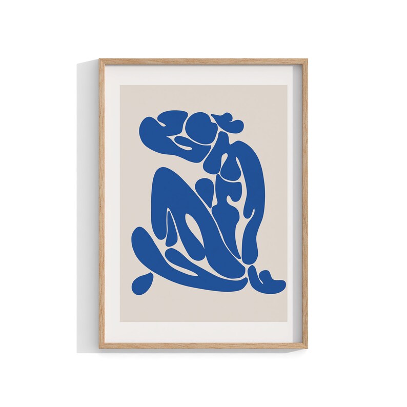 Pu&ograve; includere: Stampa artistica astratta raffigurante una figura blu su sfondo beige, incorniciata in legno chiaro. L'opera raffigura una forma seduta con forme organiche e fluide. Un pezzo moderno adatto all'arredamento.