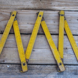 Regla de madera vintage, regla plegable, metro de madera industrial, metro plegable vintage.
