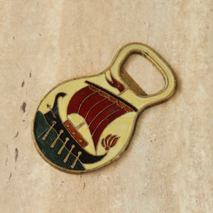 Vintage messing opener, messing opener met email, flesopener, geëmailleerde messing opener, vintage flesopeners