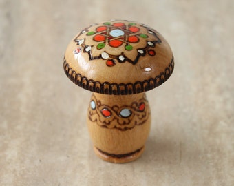 Gepyrografeerde houten kist, houder voor naalden, vintage houten kist "Mushroom", handgemaakte beschilderde doos, vintage naaldenkoffers