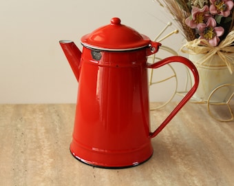 Vintage geëmailleerde rode theepot, keukendecoratie
