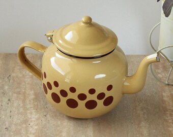 Vintage theepot van geëmailleerd metaal, beige bruine stippen, retro keukendecor