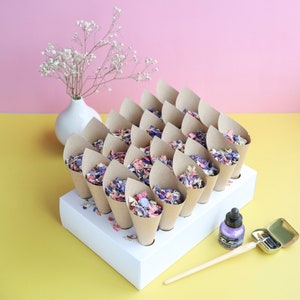 Coni di coriandoli Kraft con supporto per coni di coriandoli / 24 coni di coriandoli e coriandoli biodegradabili (2 litri) Coriandoli per matrimoni, veri coriandoli di fiori