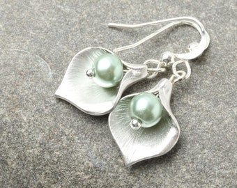 Sage Green Pearl Bridesmaid Earrings, Silver Calla Lily Earrings, Sage Wedding Earrings, Bridesmaid Gift, Maid of Honor Jewelry