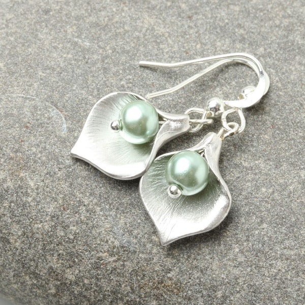 Sage Green Pearl Bridesmaid Earrings, Silver Calla Lily Earrings, Sage Wedding Earrings, Bridesmaid Gift,  Maid of Honor Jewelry