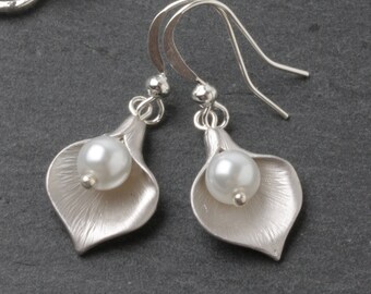 Bridesmaid earrings, Silver calla lily earrings with white pearl, white pearl wedding earrings, bridesmaid earrings, maid of honor gift