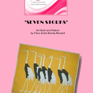 Może przedstawiać: Żółta kołdra artystyczna przedstawiająca siedem czarno-białych bocianów idących w szeregu. Kołdra jest pikowana falistym wzorem. Tytuł "SEVEN STORKS" jest napisany czarnym tekstem nad kołdrą. Tekst "Art Quilt and Pattern by Fibre Artist Wendy Mosdell" jest napisany pod kołdrą.