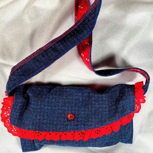 Preciosa cartera con forma de corazón en mezclilla azul