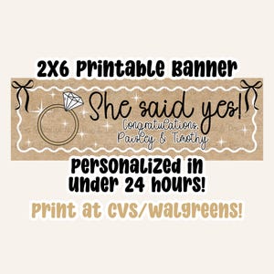 Könnte beinhalten: Ein 2x6 druckbares Banner mit einem Kraftpapier-Hintergrund, das eine Diamantring-Illustration, schwarze Schleifen und den Text: She said yes! Congratulations, Paisley & Timothy zeigt. Das Banner enthält Text zur Personalisierung und Druckoptionen.