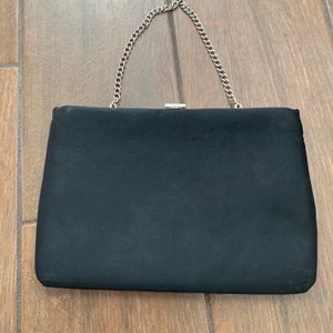 Monedero vintage Ingber de raso negro con asa de cadena dorada